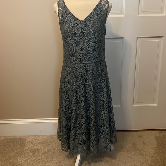 Sleeveless Lace Party Dress - Picture 2 of 5